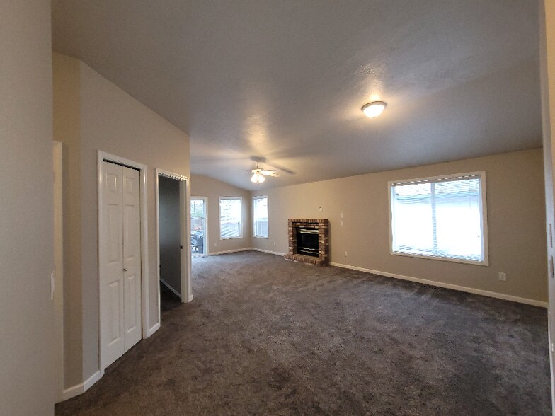 Building Photo - 5617 SW Windflower Dr