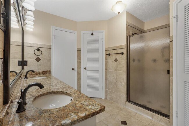 Building Photo - 907 Dominion Dr