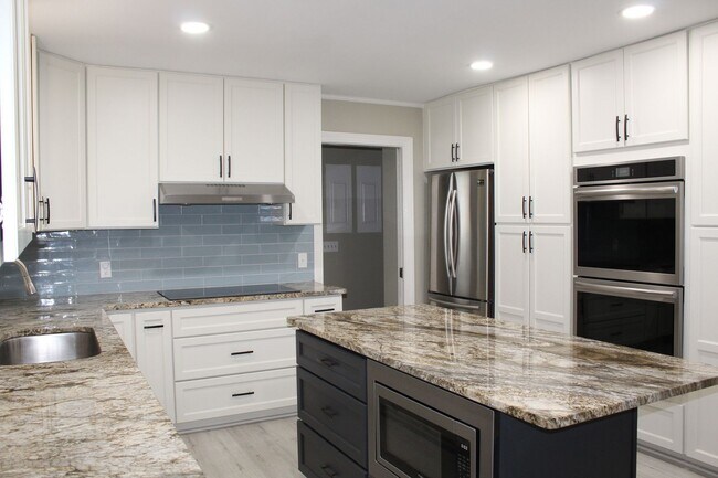 Building Photo - Spacious 4-Bedroom Home in Desirable Walnu...