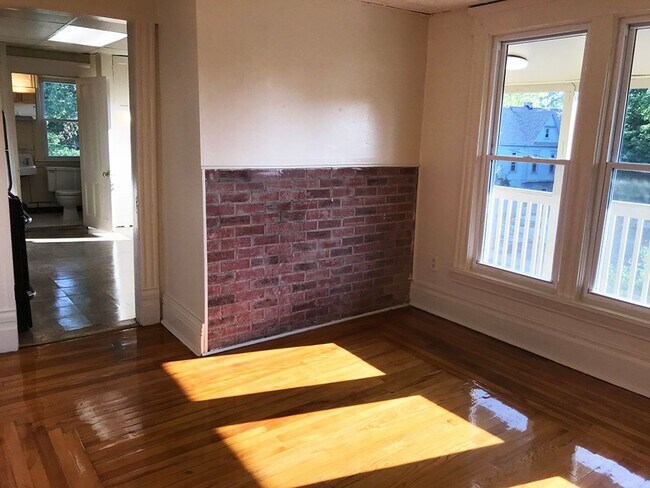 Building Photo - Beautiful Upper Flat With Private Side Por...