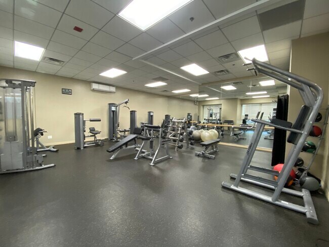 Building Photo - 512 N McClurg Ct