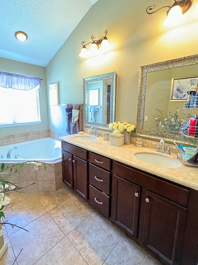 Building Photo - 3-Bedroom, 2-Bath Home with Pool Access an...