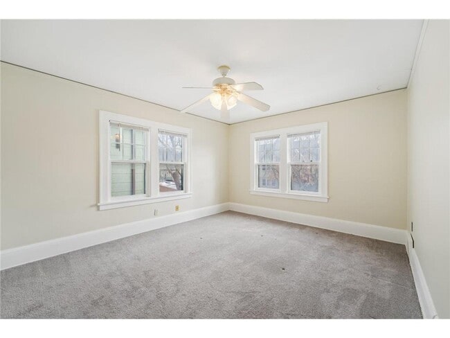 Building Photo - 661 Surrey Ave E