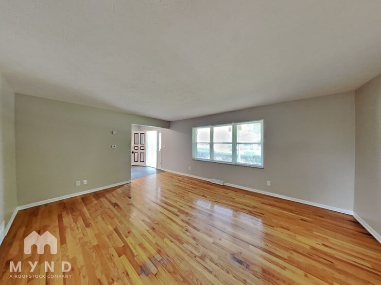 Building Photo - 5621 Oakmont Dr