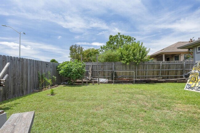 Building Photo - 231 Goddard
