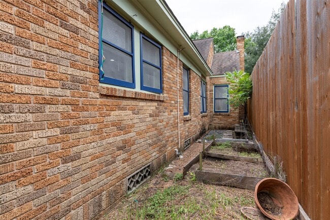 Building Photo - 2415 Elmen St