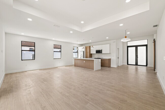 Building Photo - 3203 18th St W