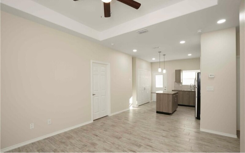 Building Photo - 4906 N Hiawatha Dr