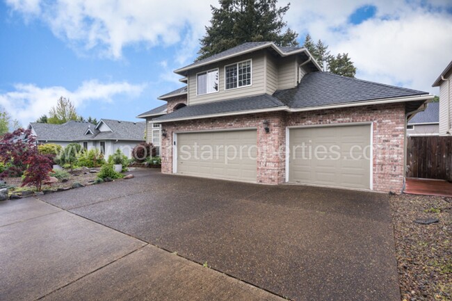 Primary Photo - Beautiful Spacious Home in Tigard