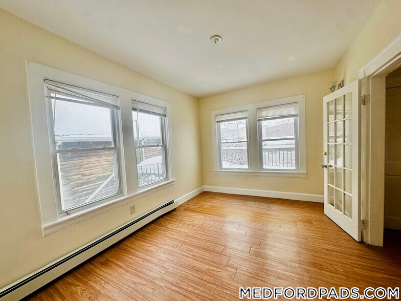 Building Photo - 569 Main St