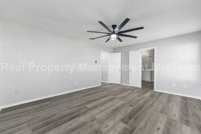 Building Photo - 2205 Bolivar Dr