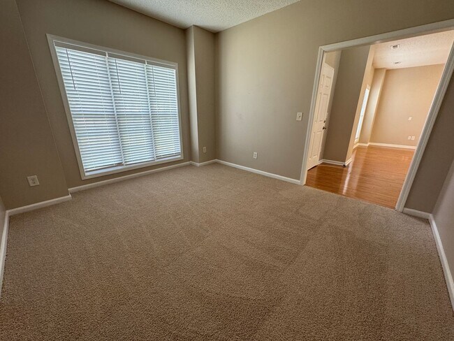 Building Photo - Ready to show!