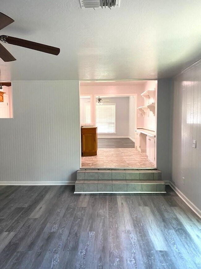 Building Photo - Spacious Home w/ Pool in East Redding!!