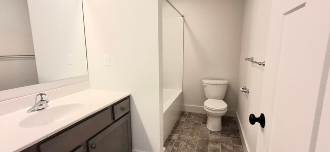 Building Photo - 3 Bedroom 2.5 Bathroom Available in Elizab...