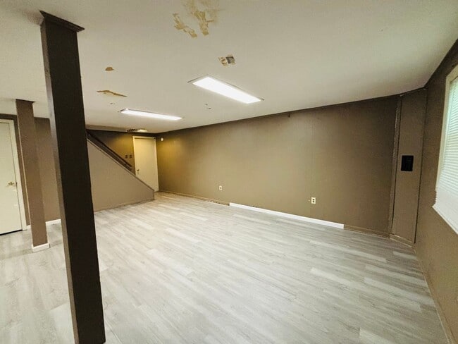 Building Photo - 616 Broce Dr