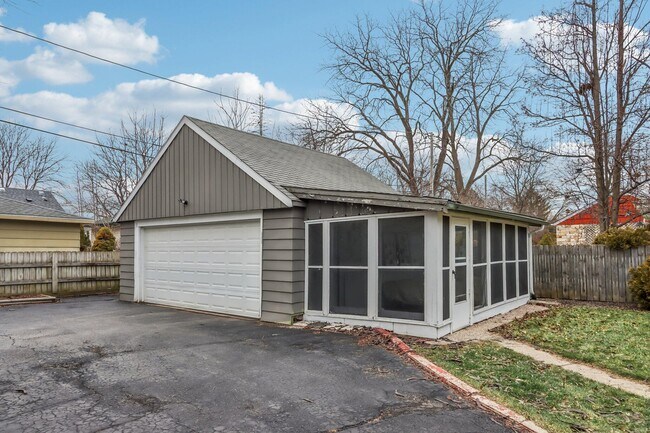 Building Photo - 6463 N Garden Grove Ln