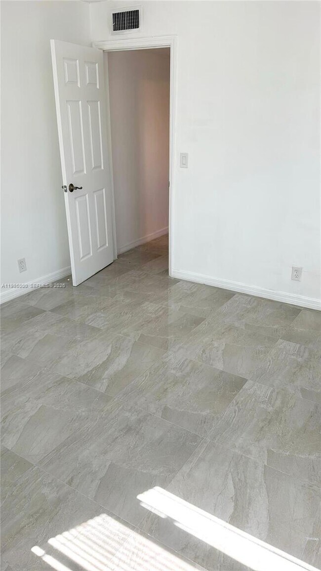 Building Photo - 6201 SW 37 Ct