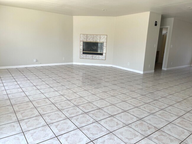 Building Photo - READY NOW! 3+2 with garage and large fenced backyard