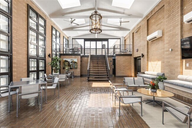 Building Photo - 1122 Colorado St