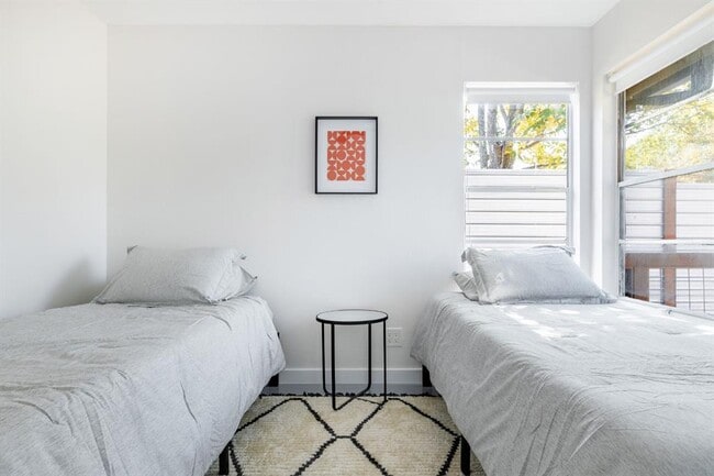 Building Photo - 2405 Trafalgar Dr