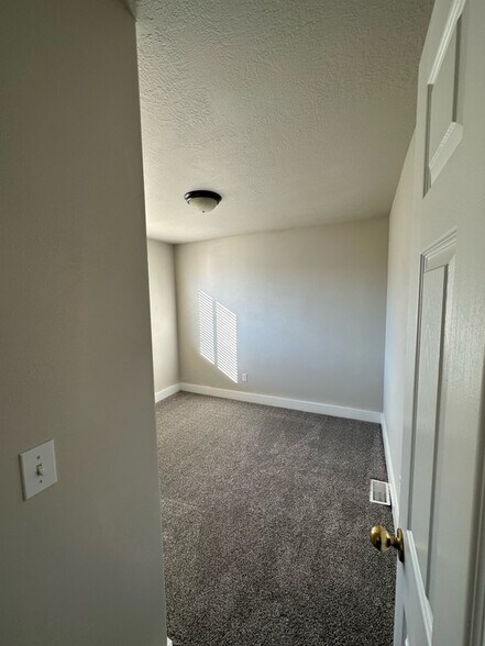 Building Photo - 4961 Buffalo Ct