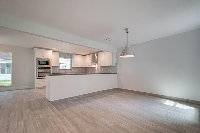 Building Photo - 818 Silvergate Dr