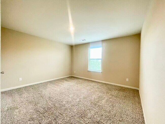 Building Photo - 1702 Sandalwood Way