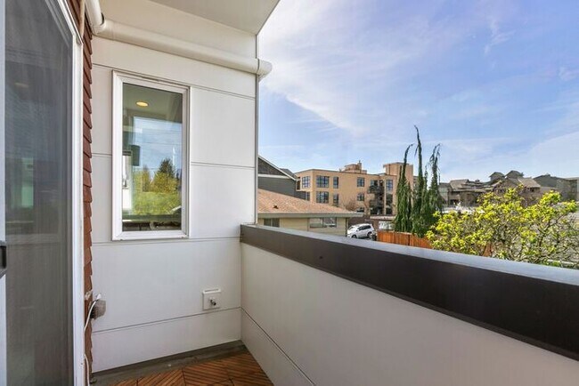 Building Photo - Stunning Modern Air-Conditioned in Coveted...