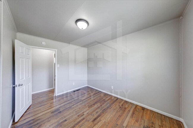 Building Photo - 4660 E 39th St