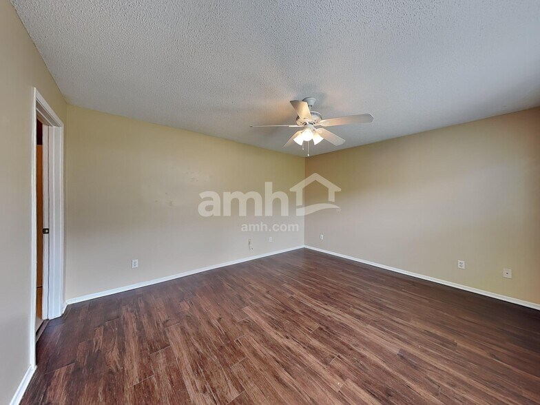 Building Photo - 3025 Holland Dr