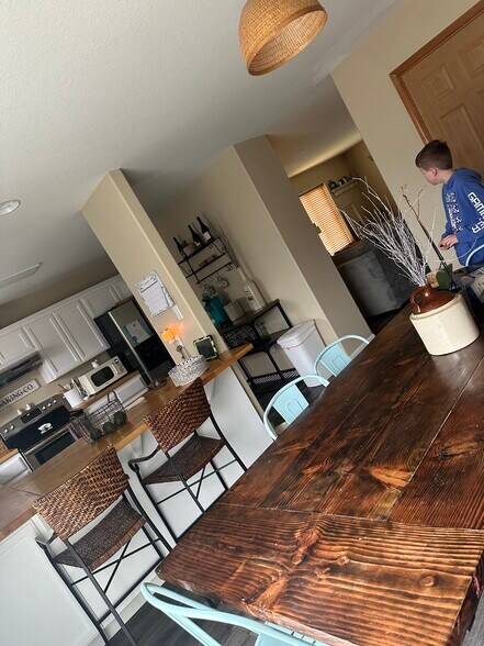 Dinning room looking into kitchen - 206 E Illinois St