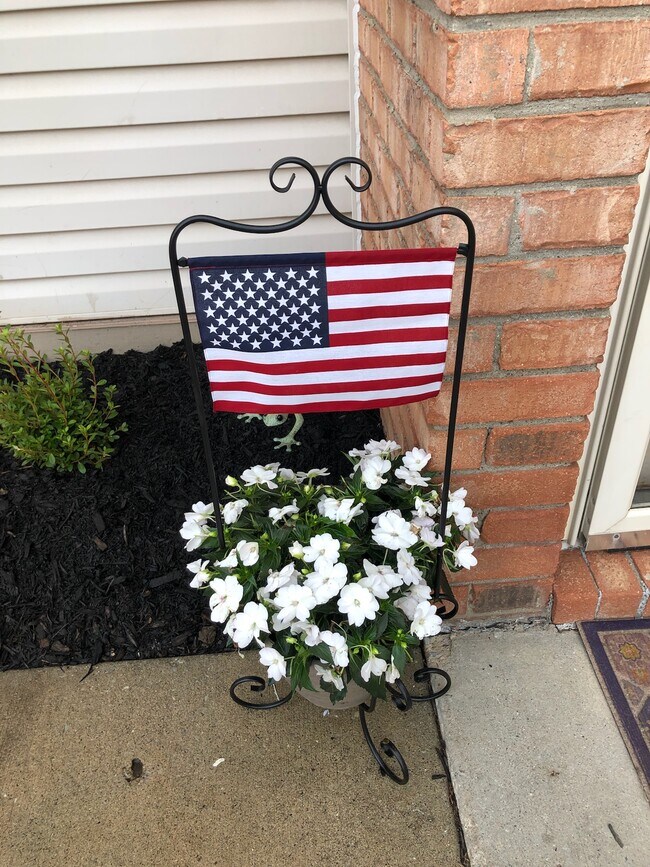 Nice landscaping - 40 Park Island Dr