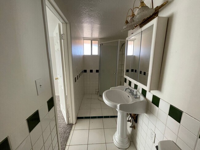 Building Photo - Four Bedroom Two Bathroom Home in Hemet!