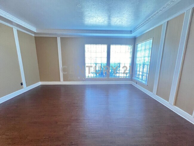 Building Photo - Lovely 3/2 Duplex on Corner Lot in Dallas ...