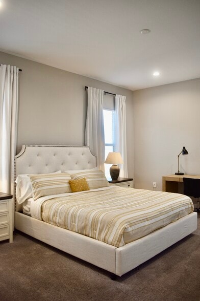 Building Photo - 4864 E Village Dr