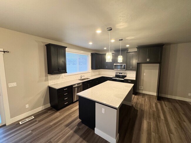 Building Photo - Beautiful Newer Built 3-Bedroom, 2 bath Home in Meadows at West Highlands