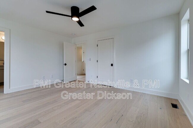 Building Photo - 537 Midnight Wy