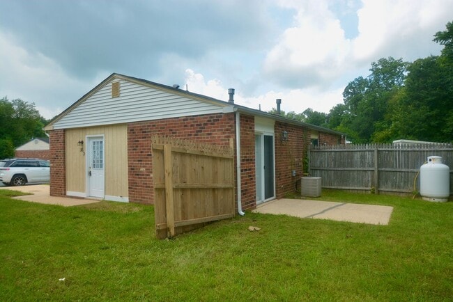 Building Photo - Great - 1 BEDROOM - Bright Open Floor Plan !!