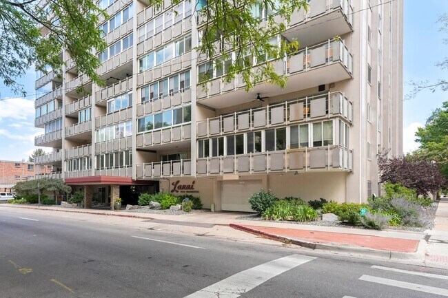 Building Photo - Stunning 2BD/2BA Condo Located in the hear...