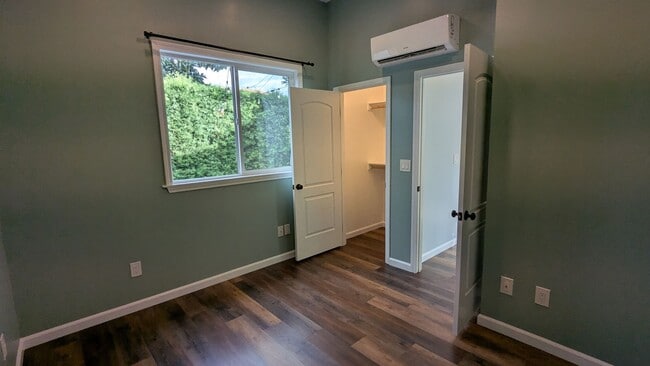 Building Photo - Private 1 Bed 1 Bath Back House with Yard ...