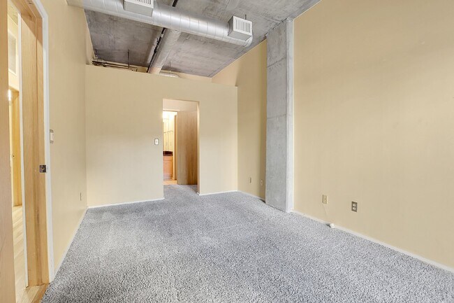 Building Photo - $2,350 - Urban 2 bed 2 bath Condo in Golde...