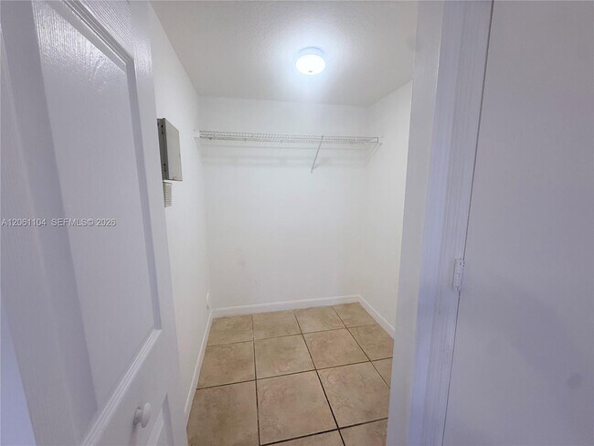 Building Photo - 995 NE 34th Ave