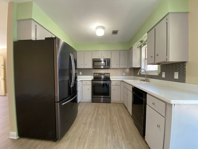 Building Photo - 980 White Cir