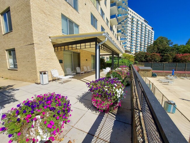 Building Photo - Lovely Studio Apartment in Highly-Sought G...
