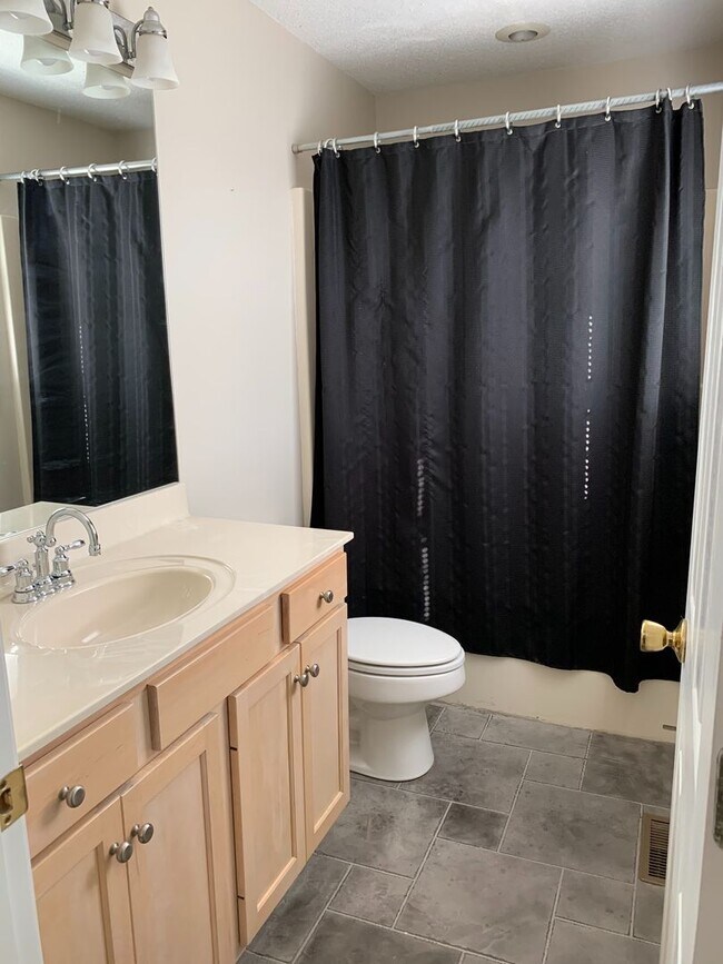 Building Photo - 3 Bedroom / 2.5 Bath Condo  Johnson City, TN