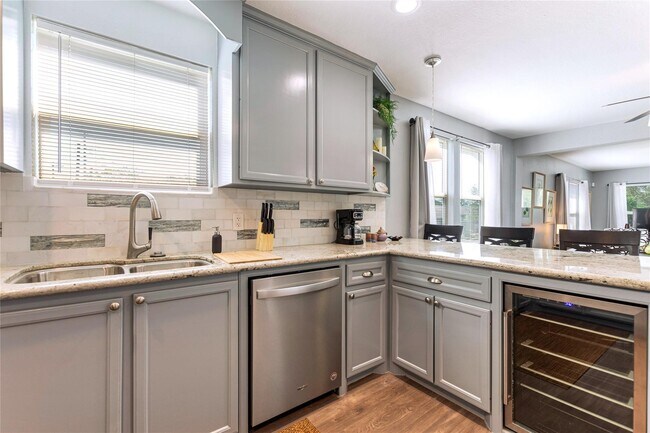 Building Photo - 5420 Avenue Q