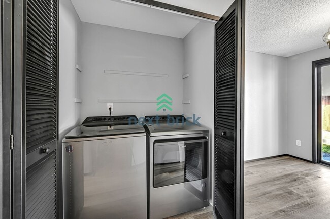 Building Photo - 2 BED & 1.5 BATH DUPLEX FOR RENT