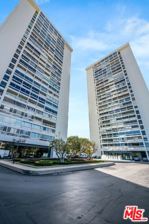 Building Photo - 2222 Ave of the Stars