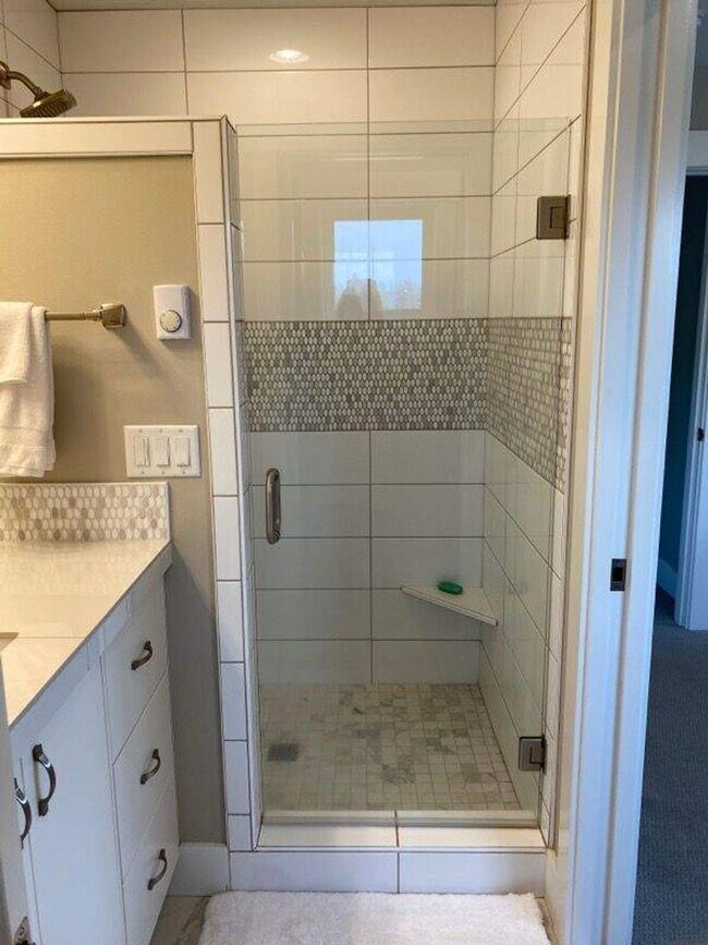 Building Photo - Furnished West Bend Home Available May-November