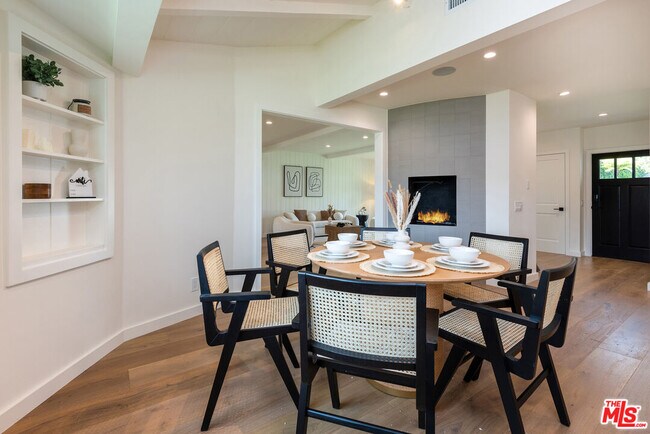 Building Photo - 527 S Bentley Ave